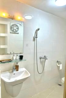 Nice room located right next to the Old Quarter Căn phòng nhiều ánh sáng tại ngay gần phố đi bộ Hồ Gươm - 1