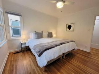 Glamorous Getaway: Exclusive 1BR LA Hotspots - 9