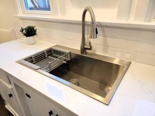 Glamorous Getaway: Exclusive 1BR LA Hotspots - 4