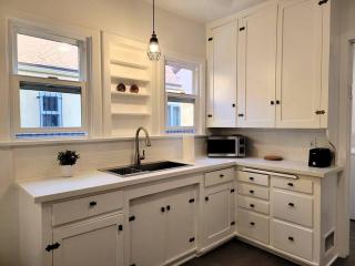 Glamorous Getaway: Exclusive 1BR LA Hotspots - 8