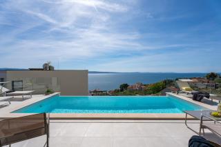 NEW! Three-bedroom Villa Sunshine with a heated pool, media room, and views of the sea - Jesenice - 2