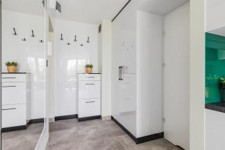 SuperApart Saska 48a, Sleek 6th-Floor Studio with Balcony & Elevator Access - 1