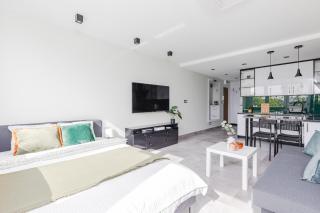 SuperApart Saska 48a, Sleek 6th-Floor Studio with Balcony & Elevator Access - 3