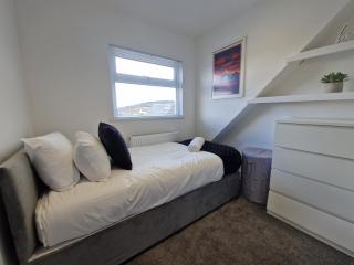 Modern Detached 3 bedroom home with off-road parking & bike store - Abercanaid - 8