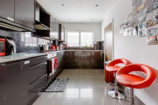 Spacious Family Friendly Wonderful Home with Free Parking - 9