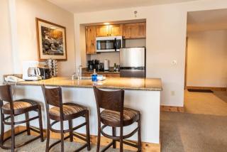 1bd SUITE 504 Perfect Location with Pool and Hot Tub - 0