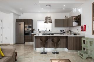 Family-Friendly Spacious Townhouse with Garden - Close to Airport - 0