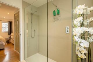 Delightful CENTRAL Duplex - 2 Mins To Station - 5