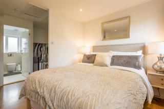 Delightful CENTRAL Duplex - 2 Mins To Station - 4