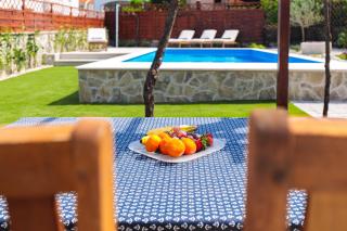 Home Away From Home with a heated pool - Punat - 0