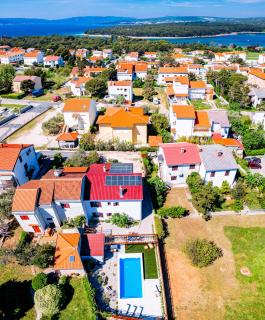 Home Away From Home with a heated pool - Punat - 1