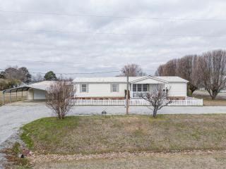 3 bed 2 bath with office room-with futon bed on Weiss Lake - with community ramp & dock - Centre - 9