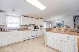 3 bed 2 bath with office room-with futon bed on Weiss Lake - with community ramp & dock - Centre - 2