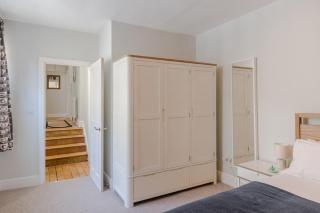 The Oval Abode - London - 4