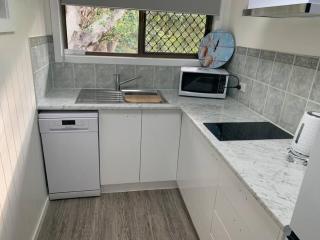 Turtle Cove Lake Front Cabin 300m To Beach - Hervey Bay - 3