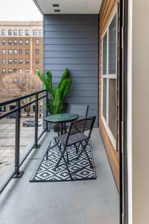 2BR Luxury New Apartment with Outdoor Pool - Kansas City - 8