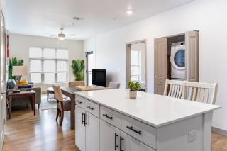 2BR Luxury New Apartment with Outdoor Pool - Kansas City - 2