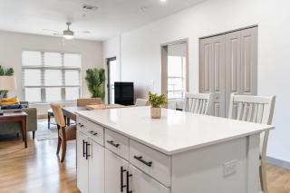 2BR Luxury New Apartment with Outdoor Pool - Kansas City - 1