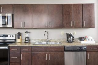 Sleek 2BR Downtown Retreat with Gym - Pittsburgh - 7