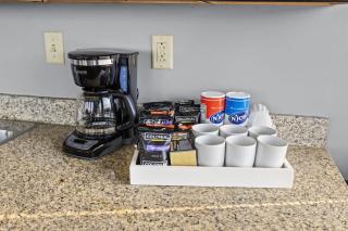 Sleek 2BR Downtown Retreat with Gym - 6