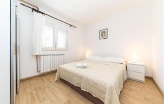 Amazing Apartment In Okrug Gornji - 3