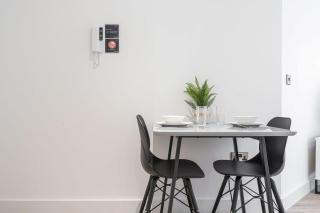 Modern Solihull Studio Apartment with Free Parking & Kitchen - Solihull - 9