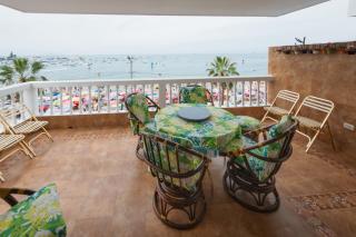 Captivating 4-Bedroom Apartment in Salinas - 1
