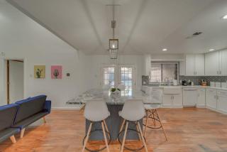 5BD-3BA Bright & Cheerful Backyard Pool Retreat - Richardson - 1