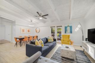 Vibrant House w Great Backyard Pool and Jacuzzi - Irving - 7