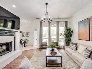 Southern Charm & Luxury Living - BBQ & Pool - 4