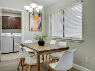 Texan Hideaway - Cozy Convenient Comfortable - Lewisville - 1