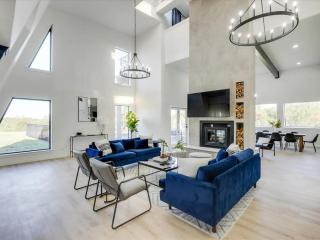 Modern Home - 1 Acre Lot w Pool Patios Jacuzzi - Denton - 8