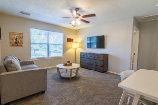 Cozy 5BR Winter Escape Backyard Fun and BBQ Option - Cypress - 6