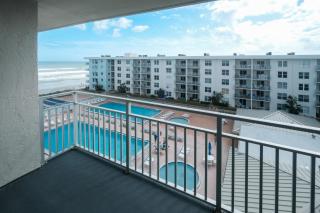 Amazing views of the ocean and pool from this top floor beach retreat! - New Smyrna Beach - 4