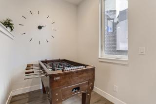 4BR Upscale Townhome Roof Top w Skyline Views - 8