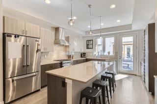 4BR Upscale Townhome Roof Top w Skyline Views - 7