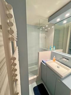 Apt Golfe Juan - 5min des plages - Parking privée - Piscine Rooftop - 6