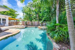 Modern Tropical Pool House North Miami Hot Tub - Miami - 9