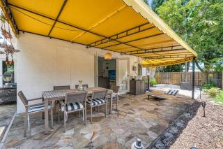 Modern Tropical Pool House North Miami Hot Tub - Miami - 7