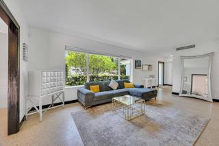 Modern Tropical Pool House North Miami Hot Tub - Miami - 6