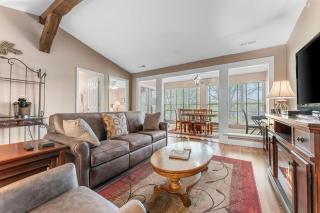 Penthouse Thousand Hills Golf Front Condo with Pool close to 76 and Sleeps 8 - Branson - 2
