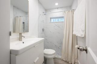 Beautiful And Comfortable Apt in Victoria Park - 2