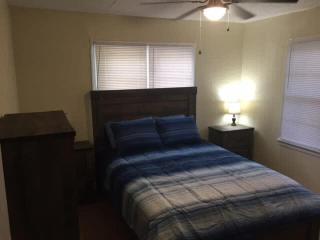Comfortable 3 bedroom close to Base Sleeps 6 - 9