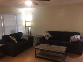 Comfortable 3 bedroom close to Base Sleeps 6 - 8