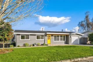 Bellevue DT House Yellow Door Billiard Gym - 9