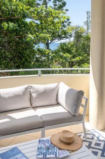 Live like a local In The Heart of Moffat Beach - 4