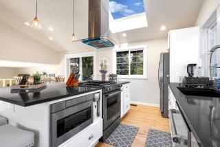 Bellevue Hidden Forest Blue House 4 min to DT - 7