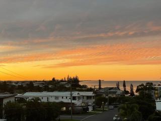 Moffat Beach Retreat, Pet-friendly & Ocean Views - Caloundra - 1