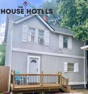 The House Hotels - W45th Backhouse - Ohio City District Home - 5 Minutes from Downtown - Cleveland - 0