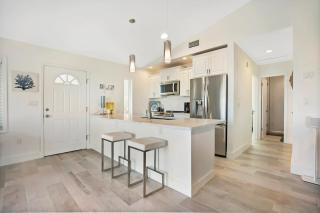 Ocean Views Retreat! Renovated Apt with Beach Bikes! - St. Augustine - 6